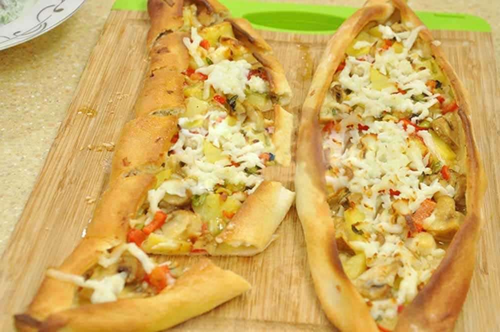 Tavuklu Kaşarlı Mantarlı Pide